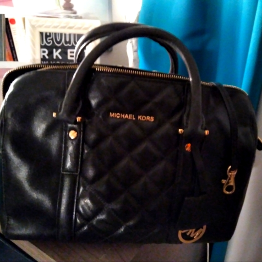Mc Doctors Bag Black, key chain. 3 pockets  inside  2 pockets on the side.